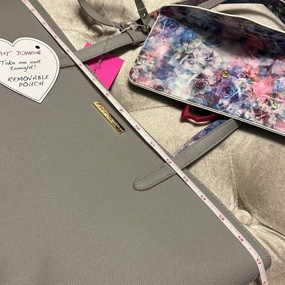 Betsey Johnson gray tote style bag with amazing lining and detachable pouch, new - Picture 10 of 15